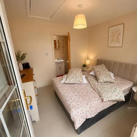 Dollys Private Ensuite Apartment